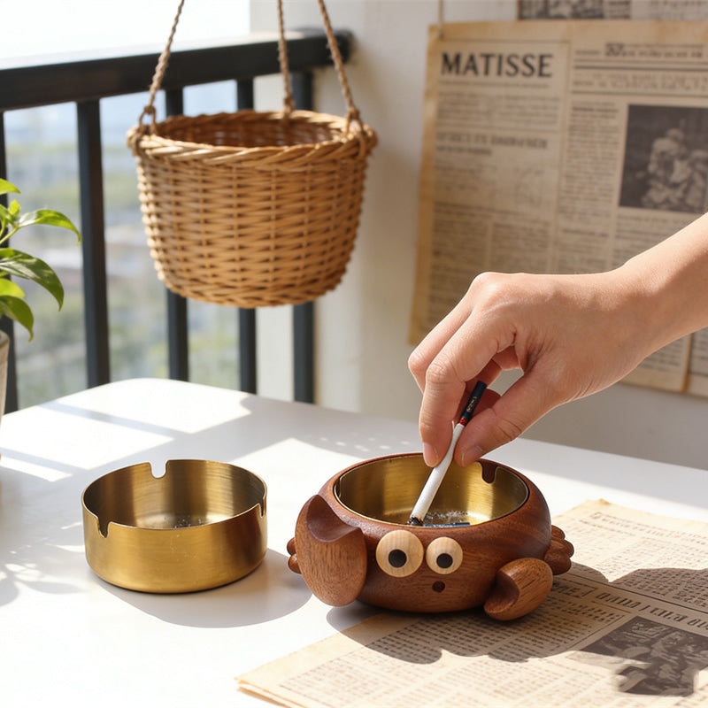 Big Eyes Wooden Crab Ashtray – Unique Artisan Desktop Decor – Creative Animal-Themed Smoking Accessory and Office Ornament