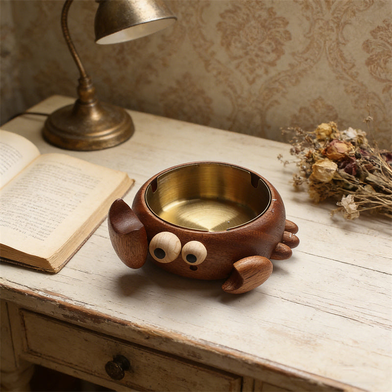 Big Eyes Wooden Crab Ashtray – Unique Artisan Desktop Decor – Creative Animal-Themed Smoking Accessory and Office Ornament