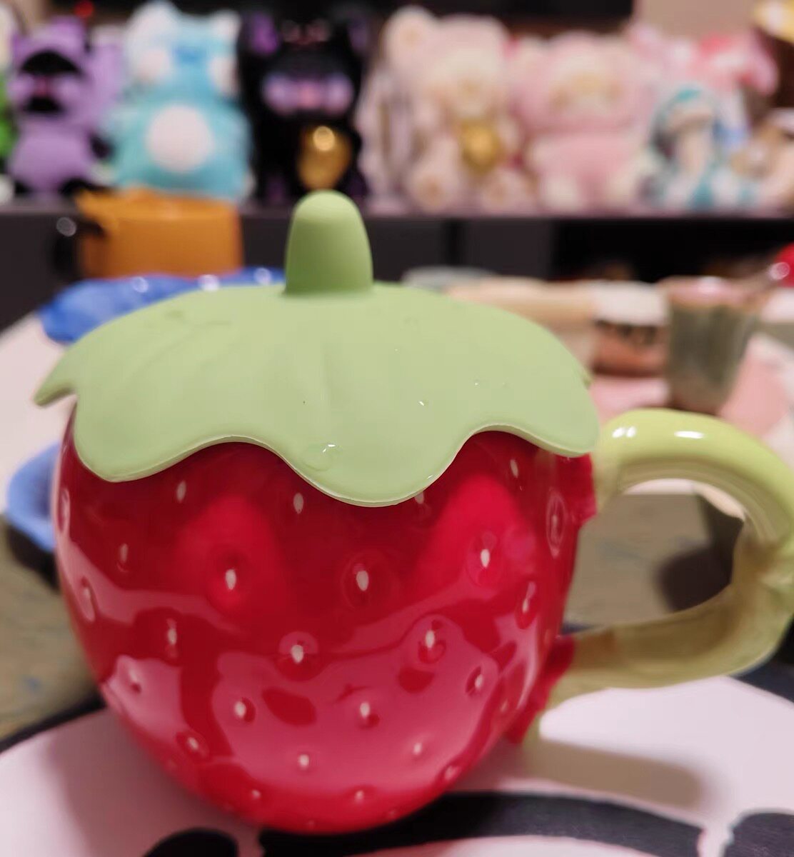 Cute 3D Strawberry Ceramic Mug with Leaf Lid, Embossed Seed Fruit Coffee Cup, Kawaii Red & White Strawberry Tea Mug
